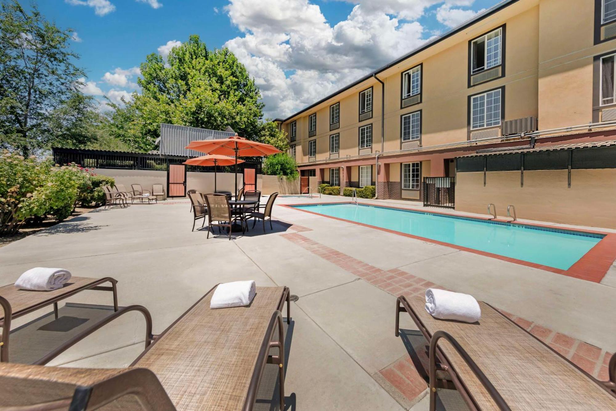 Best Western Plus Country Park Hotel Техачапи Экстерьер фото